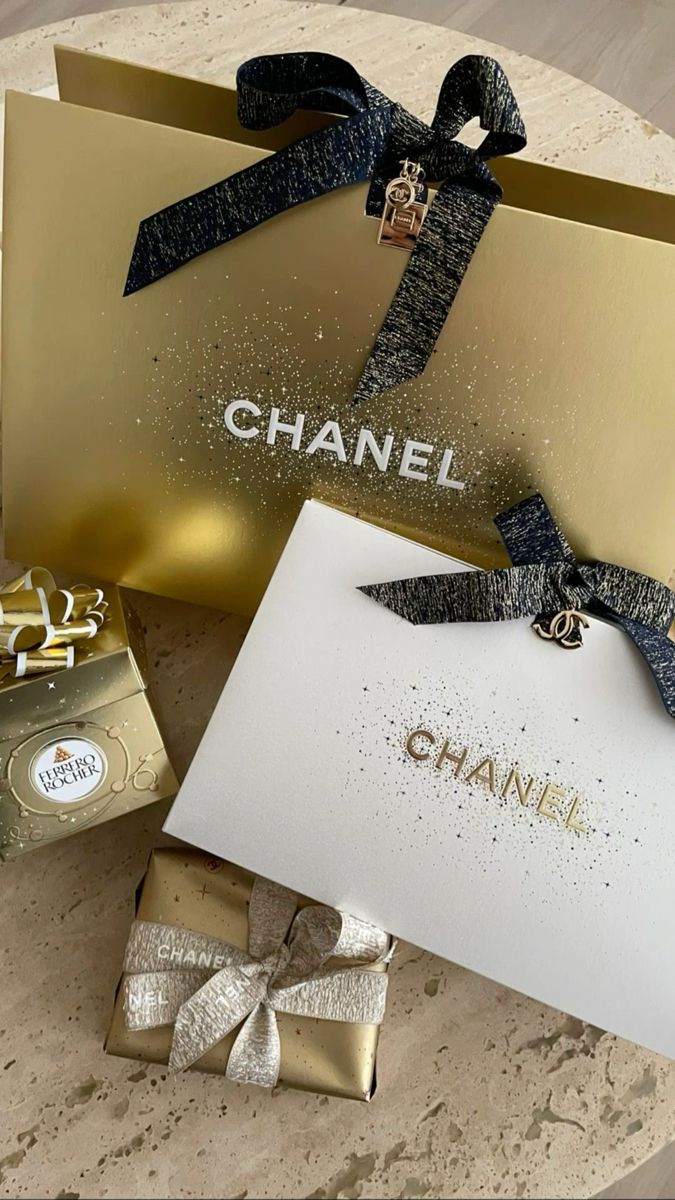 CHANEL Christmas 5